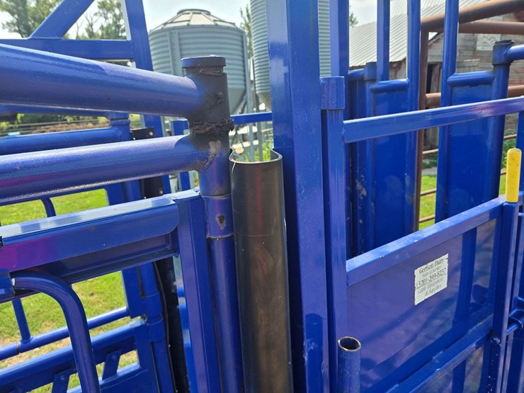 spanier-welding-deluxe-cattle-chute.-per-seller:-this-chute-is-approximately-5-years-old-and-is-in-g-image-32