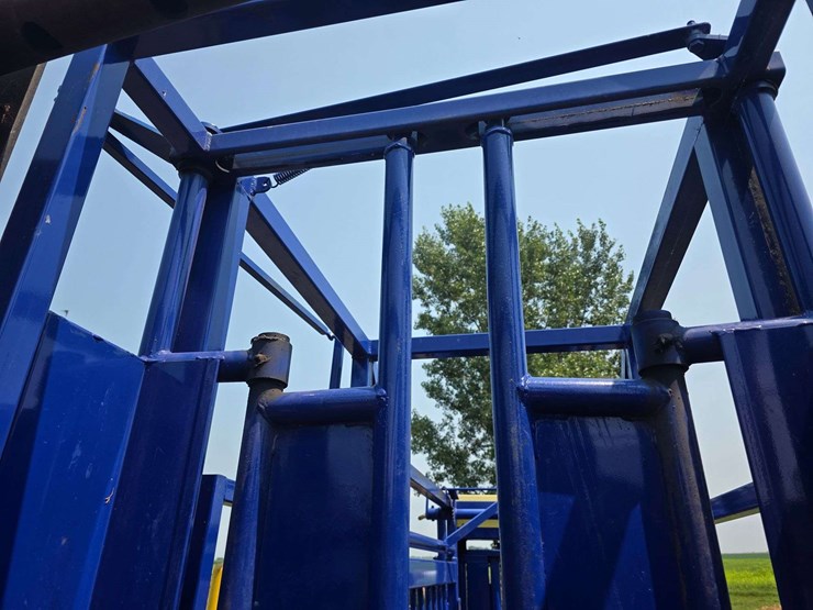 spanier-welding-deluxe-cattle-chute.-per-seller:-this-chute-is-approximately-5-years-old-and-is-in-g-image-17