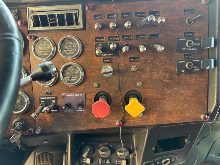 2000-peterbilt-379-image-23