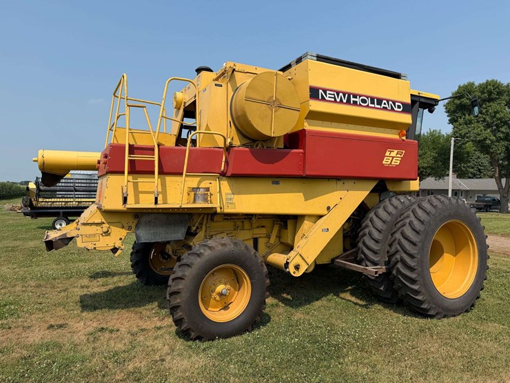 1992-new-holland-tr86-image-3