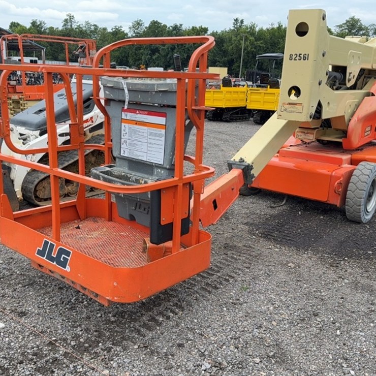 2008 JLG E400A