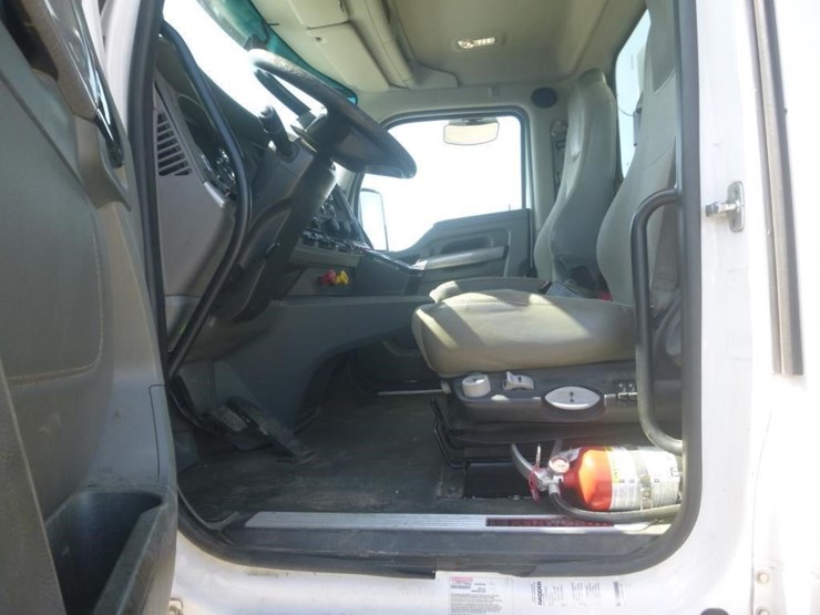 2017-kenworth-t880-image-12