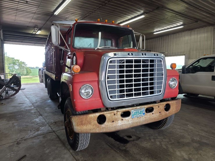 1974-ford-800-image-5