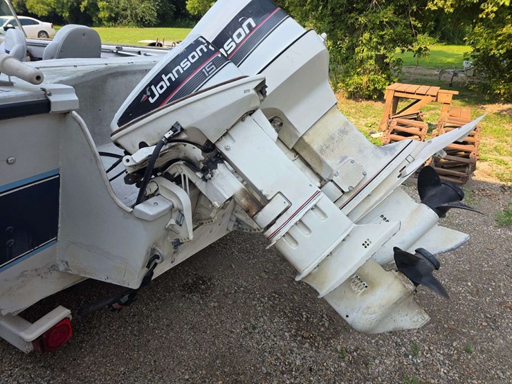 1990-crestliner-phantom-18’-boat-with-120hp-2-stroke-johnson-outboard-motor-and-15hp-johnson-kicker-image-19