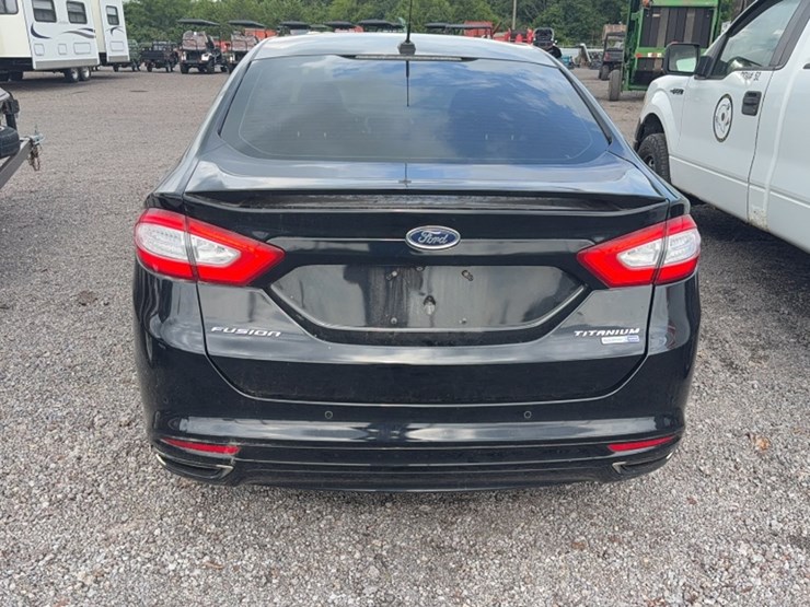 #3014-•-2016-ford-fusion-car-image-11