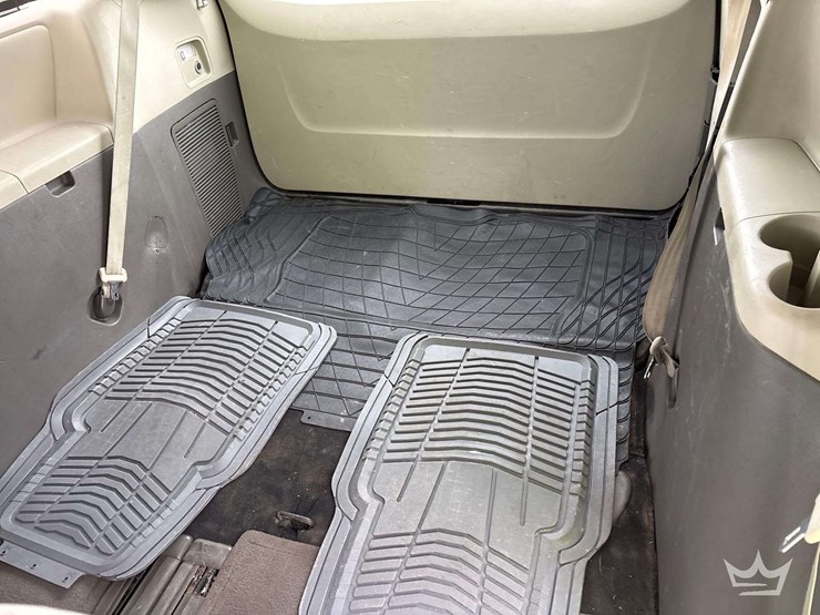 2011-toyota-sienna-image-19