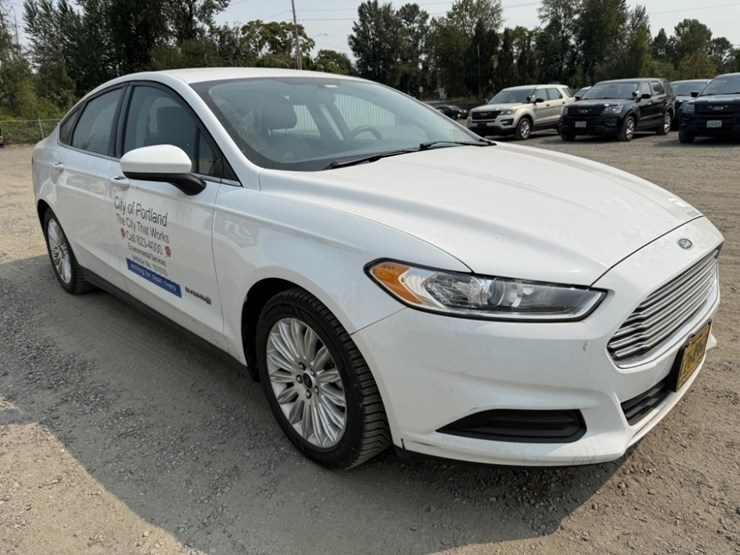 2015-ford-fusion-hybrid-sedan-image-2