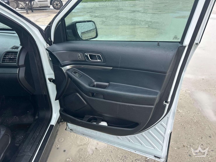 2016-ford-explorer-image-23