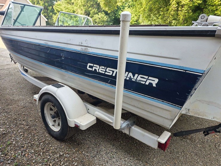 1990-crestliner-phantom-18’-boat-with-120hp-2-stroke-johnson-outboard-motor-and-15hp-johnson-kicker-image-29