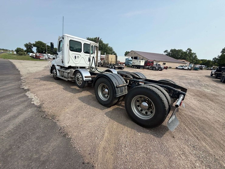 2024-freightliner-semi,-cummins-x15-engine,-420,478-miles,-10-speed,-full-locking-rear-ends,-tri-axl-image-16