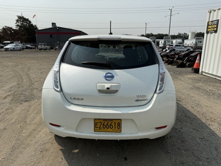 2015-nissan-leaf-electric-sedan-image-5