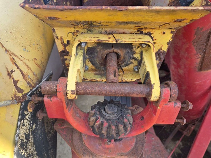 new-holland-352-image-22
