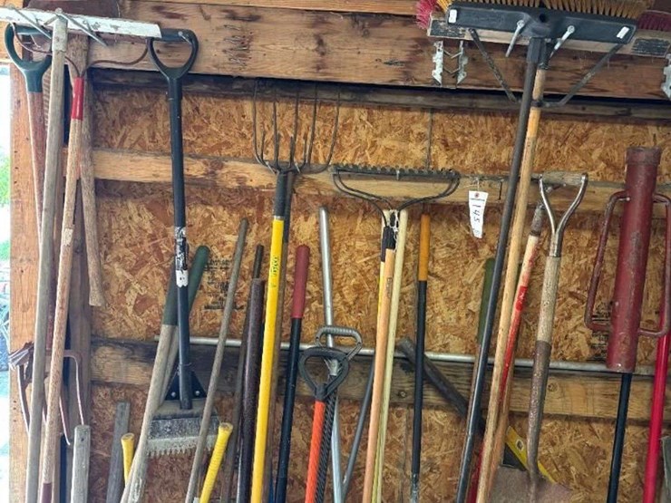yard-hand-tools---shovels,-rakes,-brooms,-forks-and-misc.-image-3