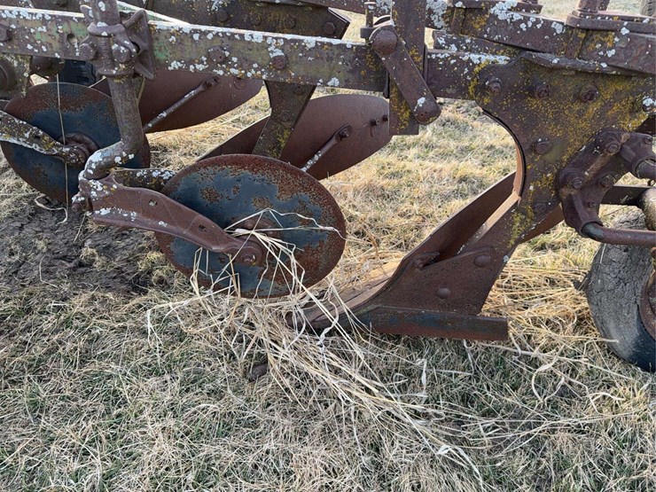 john-deere-pull-type-three-bottom-plow-image-22