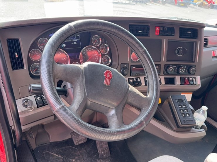 2016-kenworth-t880-image-19