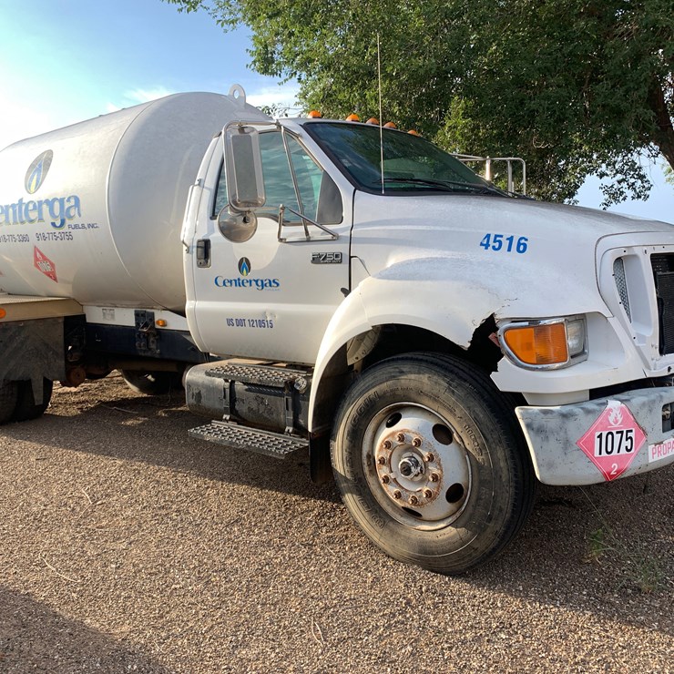 2004 FORD 2600