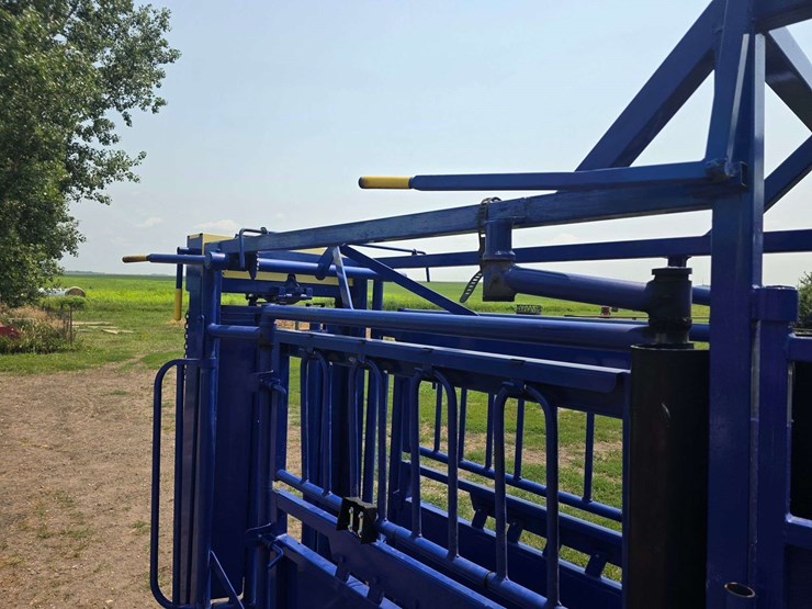 spanier-welding-deluxe-cattle-chute.-per-seller:-this-chute-is-approximately-5-years-old-and-is-in-g-image-36