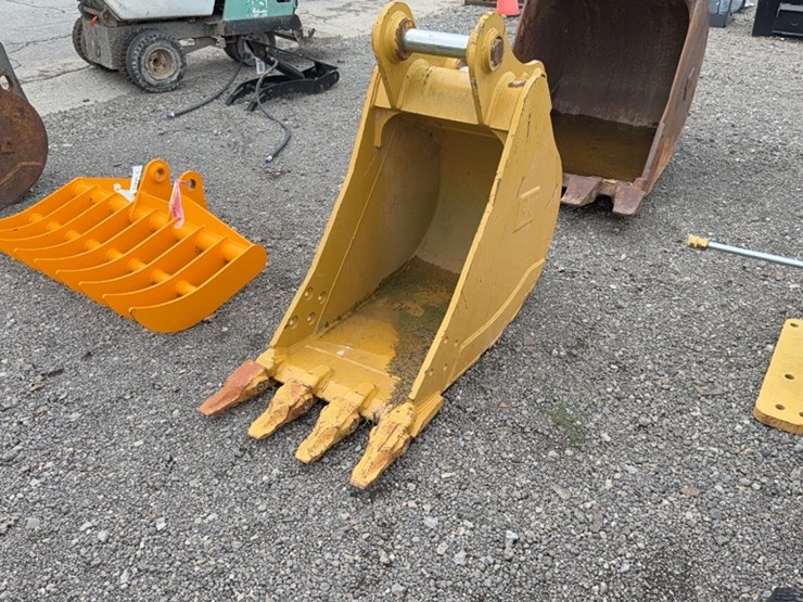 2005-caterpillar-24-image-1