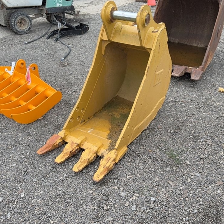 2005 CATERPILLAR 24