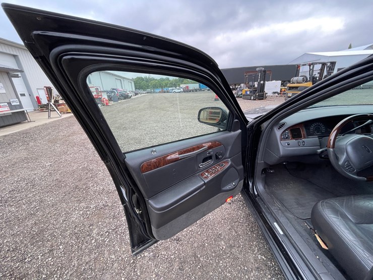 #2955-•-2001-lincoln-town-car-signature-collection-sedan-(has-wi-title)-image-36
