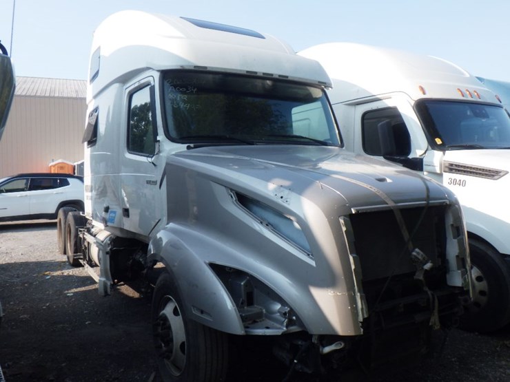 2021-volvo-vnl860-image-3