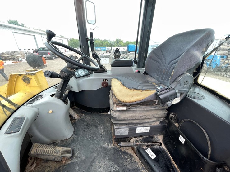 2005-new-holland-lw80b-image-28