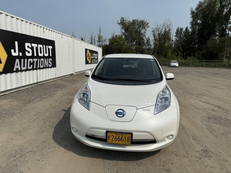 2015-nissan-leaf-electric-sedan-image-8