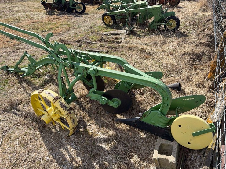 john-deere-pull-type-three-bottom-plow-image-3
