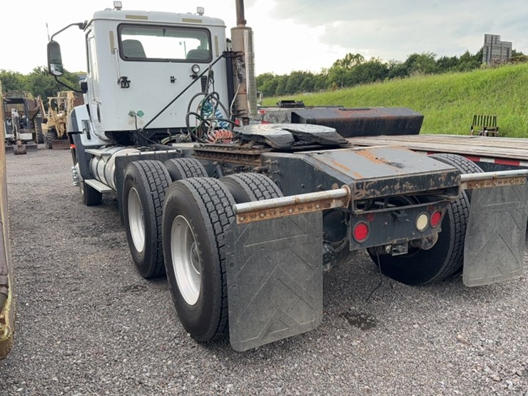 2013-caterpillar-ct660-image-10
