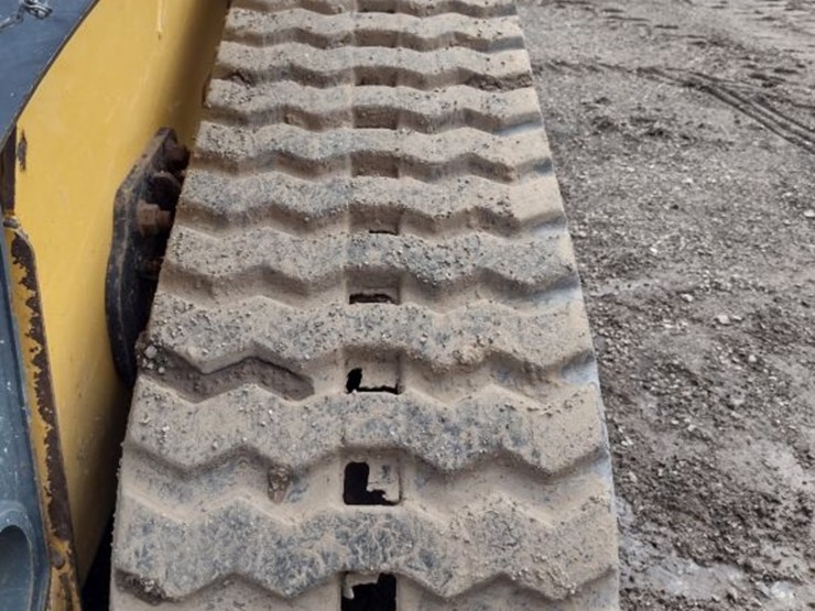 deere-323e-image-17