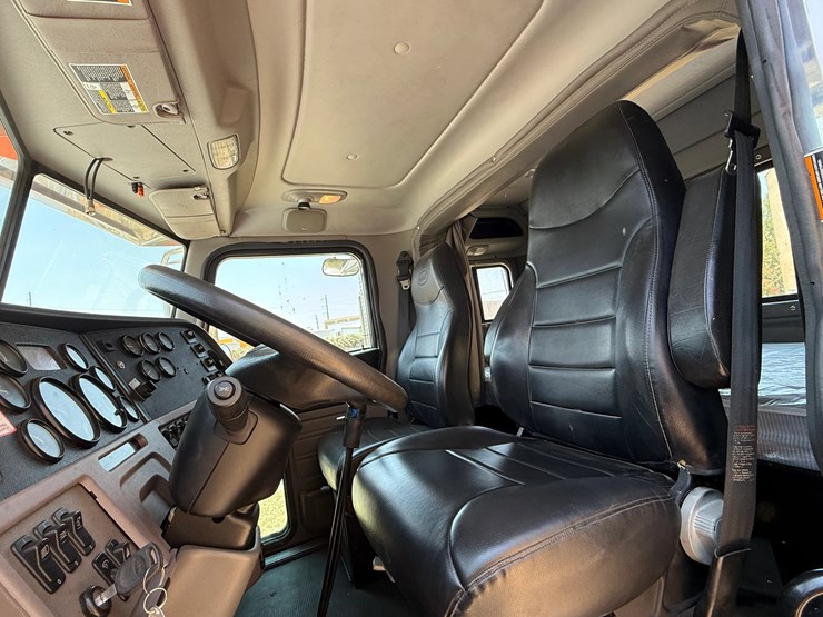 2013-peterbilt-367-image-14