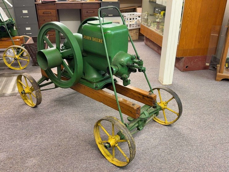 john-deere-3-horse-hit-and-miss-engine-with-cart-image-2