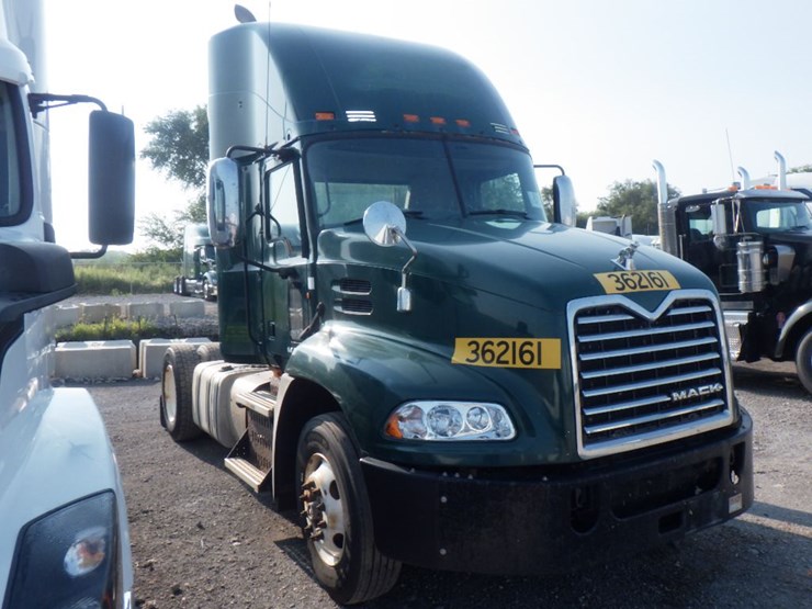 2017-mack-ch612-image-3