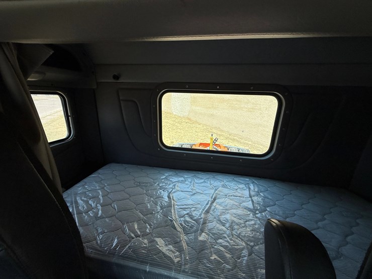 2013-peterbilt-367-image-17