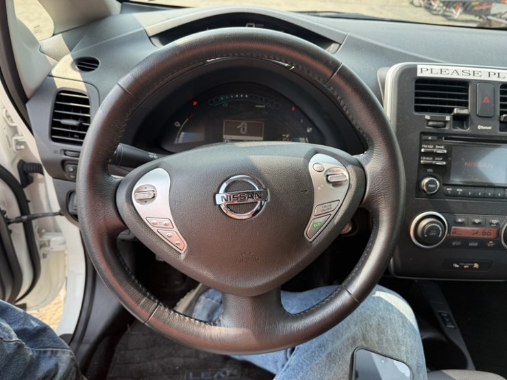 2015-nissan-leaf-electric-sedan-image-28