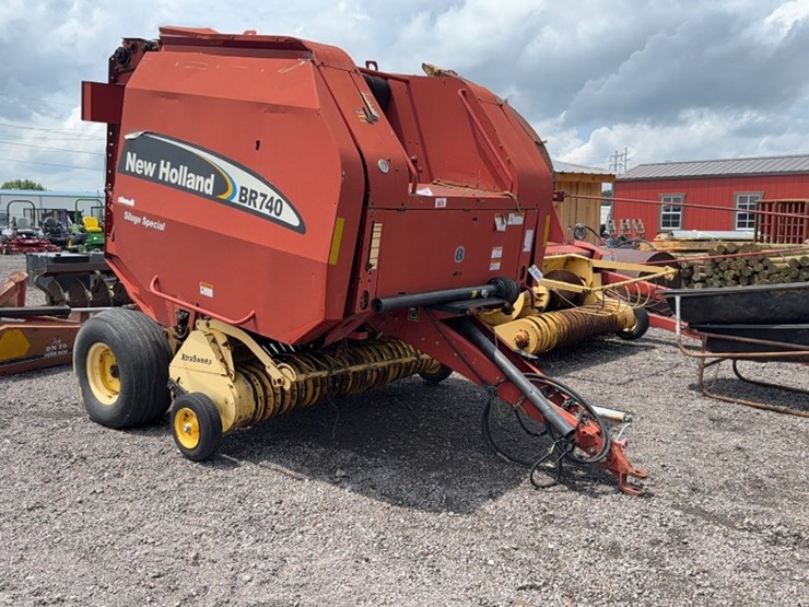 new-holland-br740-image-2