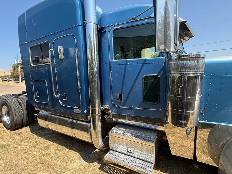 2006-peterbilt-379-image-13
