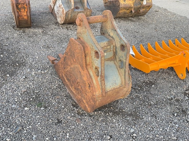 #2001-•-tag-16"-excavator-bucket-image-3