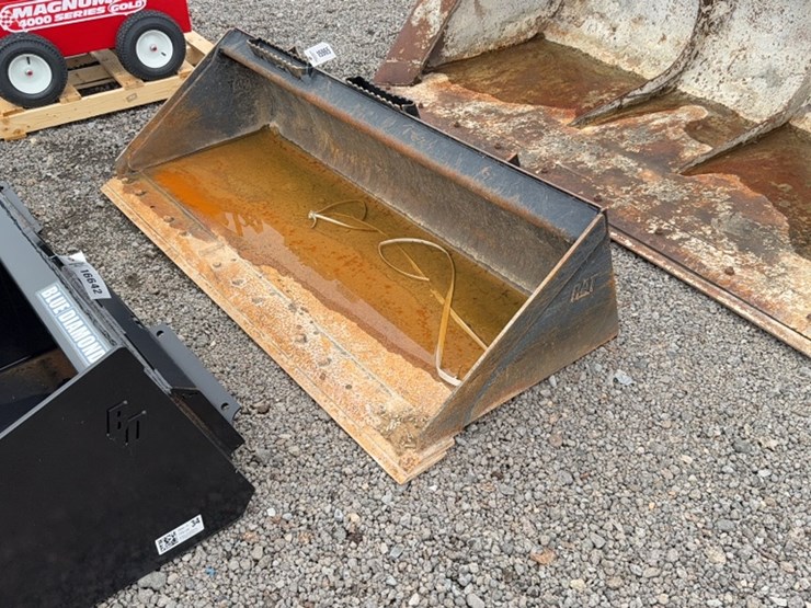 #2058-•-cat-72"-skid-steer-smooth-bucket-image-1