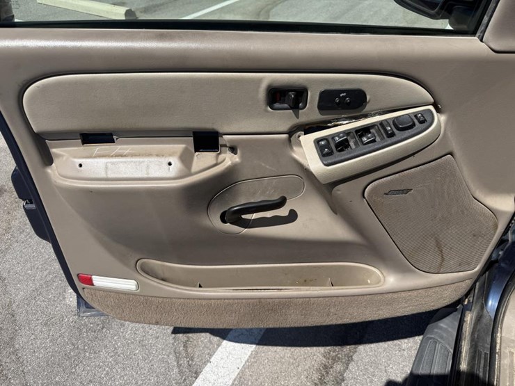 2003-chevrolet-suburban-image-10