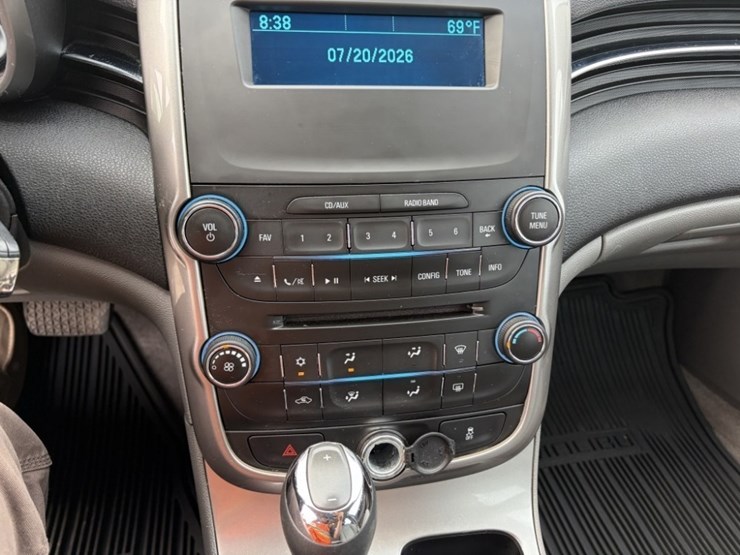 2015-chevrolet-malibu-ls-sedan-image-27