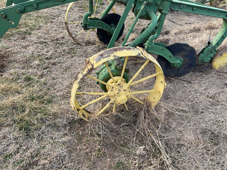 john-deere-pull-type-two-bottom-plow-image-8