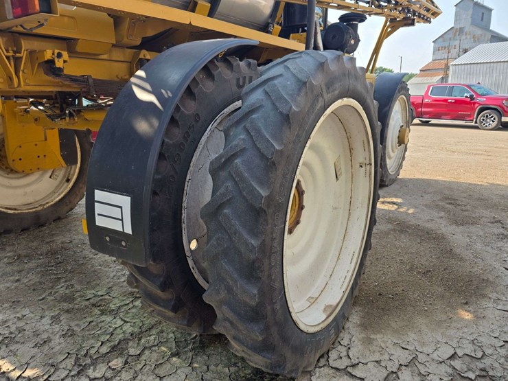 rogator-1074-self-propelled-sprayer,-100'-booms,-currently-winterized,-320/90r50-tires,-rears-with-d-image-17
