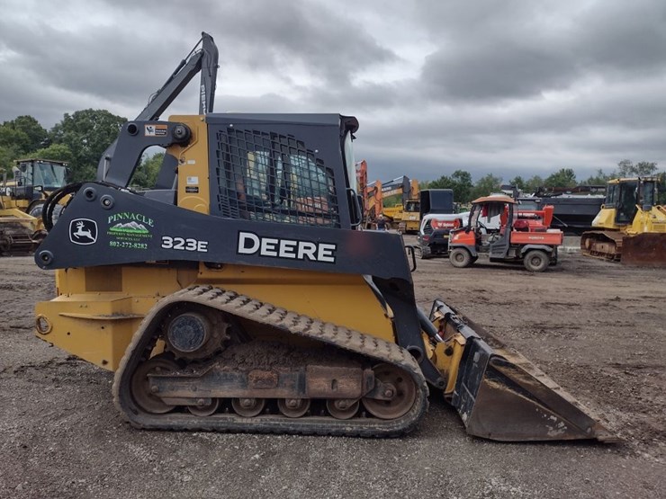 deere-323e-image-3