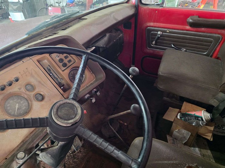 1974-ford-800-image-37
