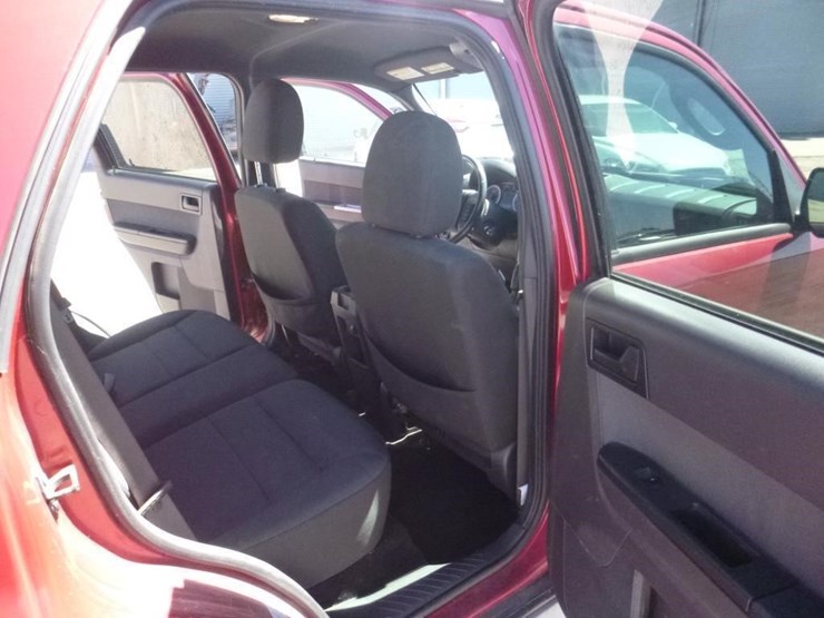2011-ford-escape-image-8