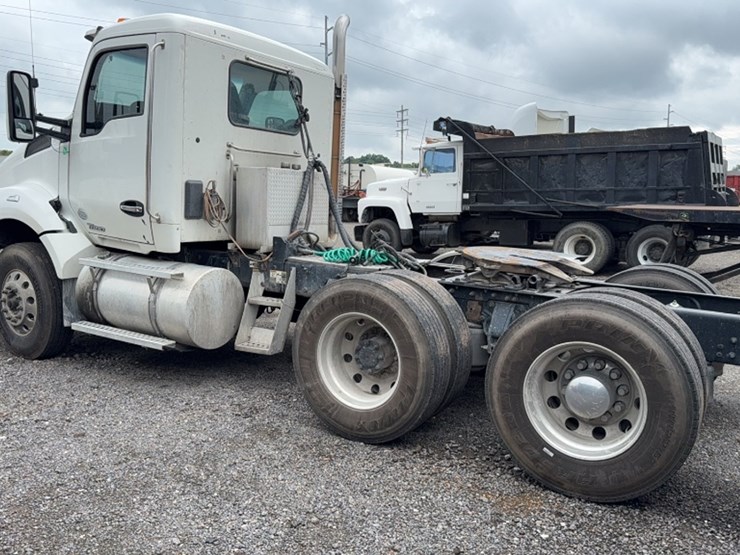 2015-kenworth-t880-image-9