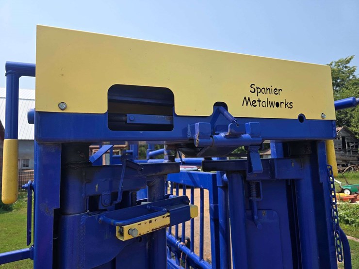 spanier-welding-deluxe-cattle-chute.-per-seller:-this-chute-is-approximately-5-years-old-and-is-in-g-image-8