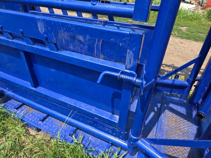 spanier-welding-deluxe-cattle-chute.-per-seller:-this-chute-is-approximately-5-years-old-and-is-in-g-image-24