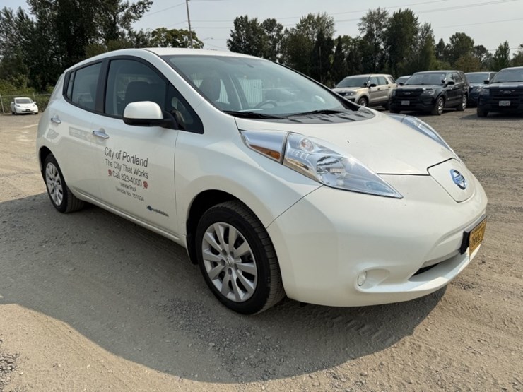 2015-nissan-leaf-electric-sedan-image-2